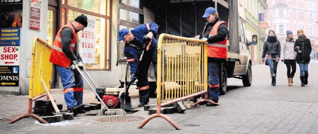 Godzinę po naszym telefonie pracownicy służb komunalnych miasta już łatali dziurę.