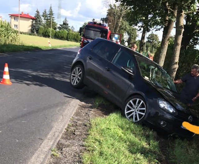 W Grzybnie kierujący volkswagenem uderzył w drzewo. W działaniach brały udział: dwa zastępy strażaków z PSP Chełmno, po jednym z OSP Grzybno i OSP Unisław