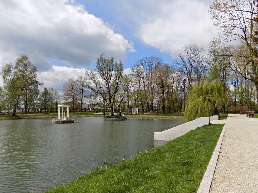 Park Świętojański w Radomsku wiosną - część odnowiona w...