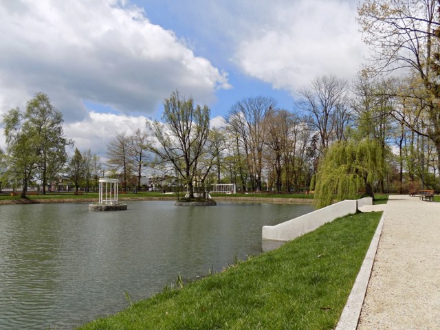 Park Świętojański w Radomsku wiosną - część odnowiona w ramach I etapu projektu Miasta Radomska