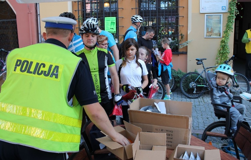 Policjanci rozdawali rowerzystom światełka, odblaski i dzwonki