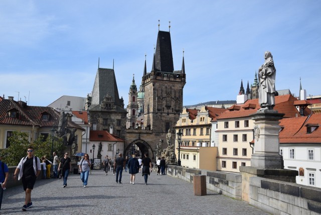 Indywidualny mistrz świata Bartosz Zmarzlik zwyciężył w piątkowych i sobotnich zawodach o żużlową Grand Prix Czech. Z tego powodu okrzyknięty został „królem Pragi”. „Nasze Miasto” śledziło oba turnieje. Przy okazji postanowiliśmy więc zobaczyć, jak wygląda dwór „króla Bartosza”. Zapraszamy więc Was na spacer po najbardziej rozpoznawalnych miejscach stolicy Czech. Przechadzkę rozpoczynamy od Tańczącego Domu, później wzdłuż Wełtawy dochodzimy do Starego Miasta, z którego przez most Karola zachodzimy na Hradczany z gotycką katedrą św. Wita. Stolica Czech w linii prostej znajduje się ledwie 200-300 km w linii prostej od poszczególnych rejonów Lubuskiego. Śmiało można wybrać się tu choćby na jeden dzień. Podróż samochodem trwa zaledwie 3-4 godziny.