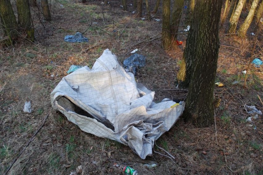 Nowe wysypisko śmieci w gołaszewskim lesie obok dzikiego składowiska eternitu.