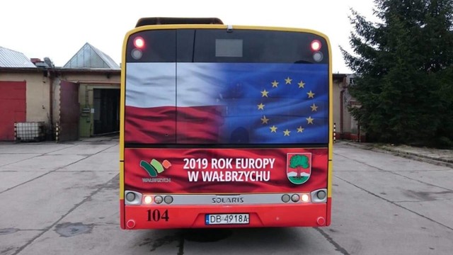 Na razie oklejony w barwy europejskie został jeden z miejskich autobusów, których zakup został dofinansowany z funduszy Unii Europejskiej