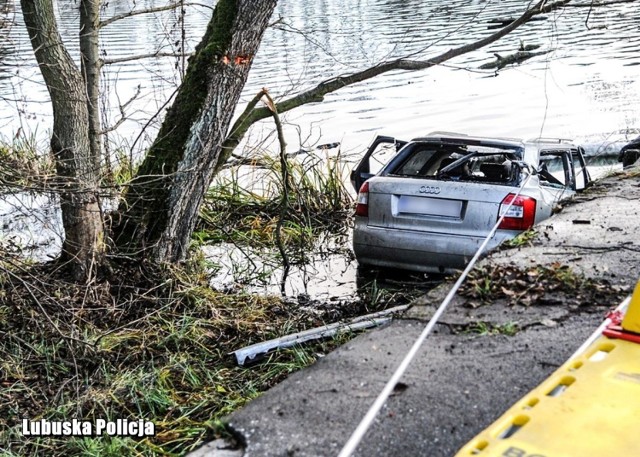 We wtorek 10 grudnia nad ranem doszło do tragicznego wypadku w Ciborzu. Audi, którym podróżowało pięć osób wpadło do wody. Ofiary miały 17-19 lat. - To ogromna tragedia - mówią ludzie.

Wiemy, że samochodem podróżowały dwie 18-latki i trzech młodych chłopaków. Jeden z nich miał 17 lat, dwóch 19. 

Świebodzińska prokuratura poinformowała, że za kierownicą audi siedziała młoda kobieta. Wiadomo też, że wszystkie osoby miały zapięte pasy bezpieczeństwa.

Z naszych informacji wynika, że ci młodzi ludzie jechali do pracy. Informację o wypadku służby odebrały około godz. 6.00. Jeden z kierowców podróżujący tą drogą zauważył samochód w wodzie. Na miejsce wysłano służby ratunkowe. Jedna z osób była zakleszczona w aucie. Nikogo nie udało się uratować, pomimo długiej reanimacji. O godz. 7.47 lekarz stwierdził zgon pięciu osób.



W audi jechały dwie dziewczyny spod Sulechowa i trzech chłopaków z Ciborza. -  Ja oczywiście ich znałem, byli w wieku mojego dziecka. Młode chłopaki, całe życie przed nimi dopiero - mówi Zbigniew Woch, wójt gminy Skąpe.

Udało nam się dotrzeć do osób, które znały ofiary wypadku. Wiemy, że dwóch chłopaków pracowało w markecie spożywczym w Skąpem. Dominik (19 lat) na pewno jechał do pracy, Wojtek miał dzisiaj wyznaczoną drugą zmianę.

- Dominik pracował z nami od 1,5 miesiąca. Dał się poznać jako bardzo miły i grzeczny chłopiec, bardzo uczynny. Nie dało się go nie lubić. Wojtek był z nami dopiero trzeci dzień, nie wiemy czemu jechał tym autem - mówi nam pracownica marketu.

Kim byli chłopcy? Wszystkich trzech wychowywały matki. W jednej z rodzin, które dotknęła tragedia, ofiara to już trzecia śmierć syna w tej rodzinie. Drugi z chłopców kilka miesięcy temu pochował ojca, a trzeci wrócił od ojca z zagranicy, rozpoczął pracę w markecie...

Nasi Internauci, Czytelnicy i użytkownicy facebooka składają w sieci kondolencje dla rodzin ofiar tej tragedii. 

Na miejscu zdarzenia pracuje policja i prokurator. Ustalane są przyczyny wypadku.