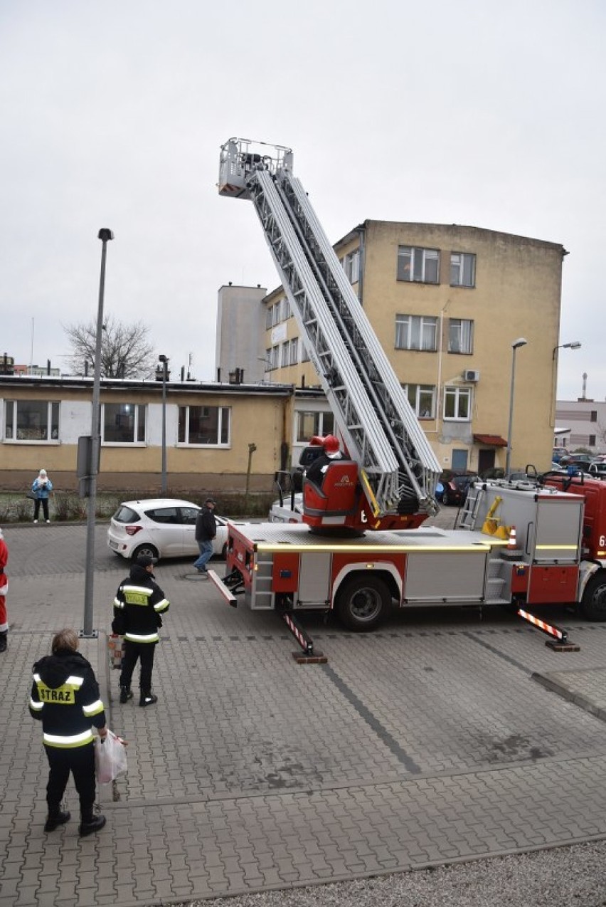 Września: Mikołaj nie zapomniał o dzieciach w szpitalu. Na oddział dostał się za pomocą strażackiej drabiny 