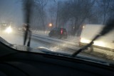 Zima w Poznaniu: Wieje, pada - niebezpiecznie na drogach! [ZDJĘCIA]