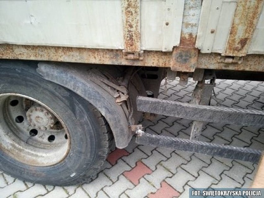 Skarżyscy policjanci zatrzymali niesprawną ciężarówkę. Kilka godzin wcześniej ktoś podbił jej przegląd!