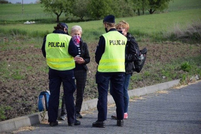 Pielgrzymka Łowicka została dwukrotnie zatrzymana przez policję Zobacz kolejne zdjęcia. Przesuwaj zdjęcia w prawo - naciśnij strzałkę lub przycisk NASTĘPNE