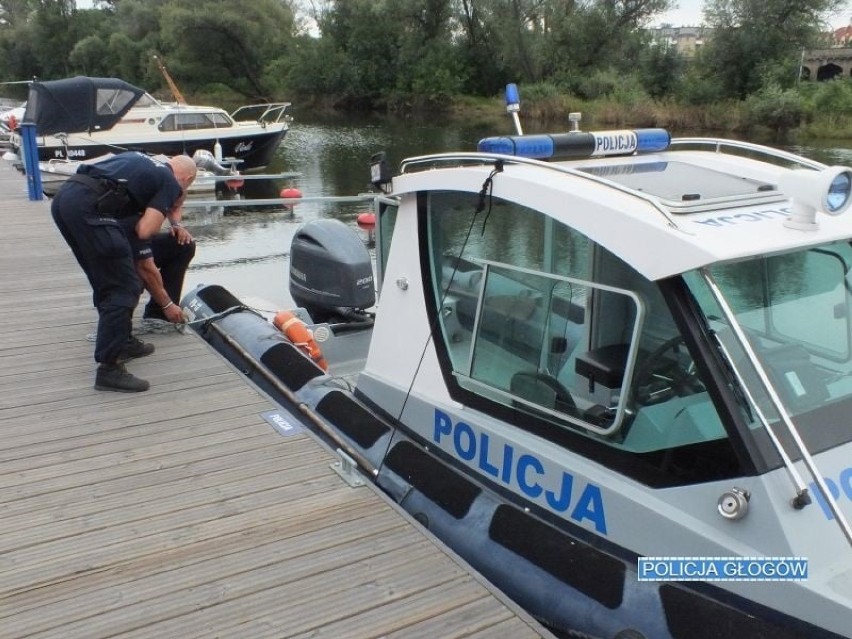 Głogów: Policyjny patrol wodny na Odrze. Funkcjonariusze na motorówce kontrolują odcinek rzeki od Leszkowic do Bytomia Odrzańskiego