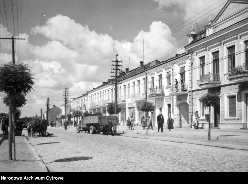 Fotografia przedstawia ul. Lubelską w Puławach i datowana...