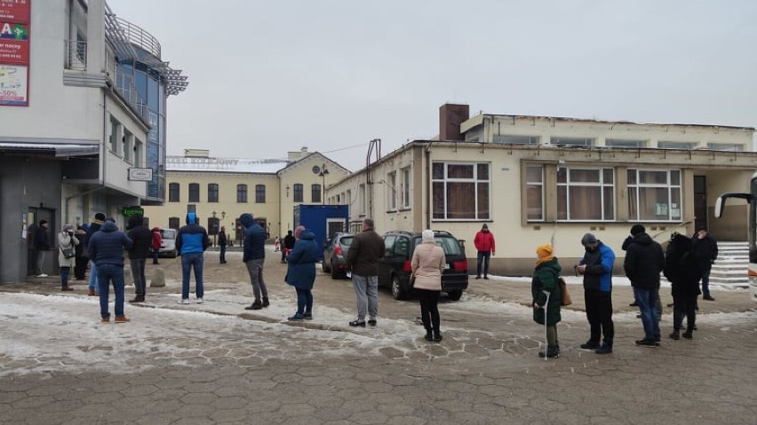 Długie kolejki przed punktem testów na covid-19 w...