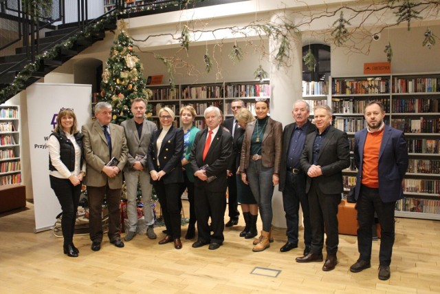 W piątek, 16 grudnia w Miejskiej Bibliotece Publicznej w Ostrowcu Świętokrzyskim odbyła się  promocja zbioru opowiadań pod tytułem "Klechdy Świętokrzyskie".