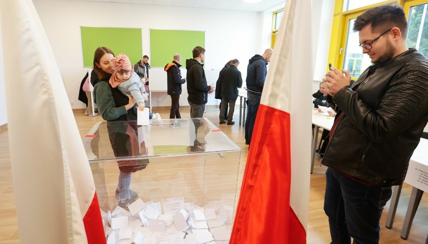 Druga tura wyborów samorządowych w Rzeszowie: Mieszkańcy oddają głosy
