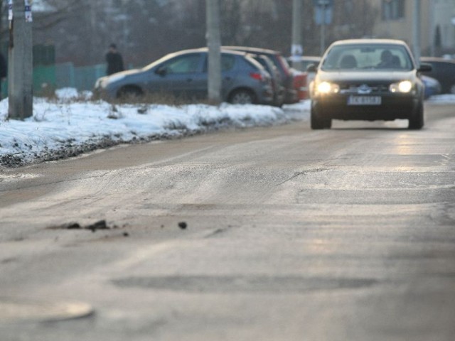 W tym miejscu na ulicy Fosforytowej w Kielcach zapada się jezdnia – alarmuje nasz czytelnik. Jak widać przypomina skocznię, ale urzędnicy twierdzą ,że ...nic się nie dzieje.