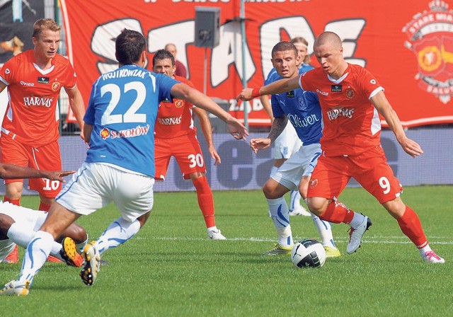 Widzewiaków w drugiej kolejce piłkarskiej ekstraklasy czeka wyjazdowy mecz. Łodzianie zagrają w niedzielę w Kielcach z Koroną.