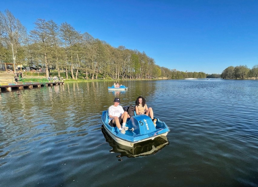Nad jeziorem w Kłodawie pojawili się pierwsi w tym roku plażowicze