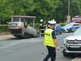 Weekend na podwójnym gazie. W Wieluniu kierowca dachował, w Krzeczowie wpadł dzięki reakcji świadka