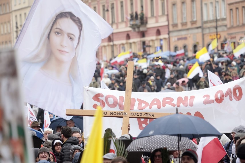 Narodowy Marsz Papieski na ulicach Warszawy. Uczestnicy uczcili pamięć o Janie Pawle II