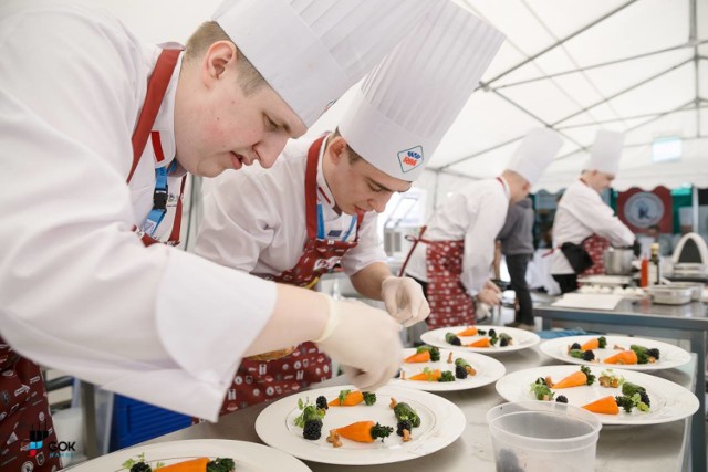 Za nami 19. Jarmark Galicyjski - Smaki Roztocza w Narolu w powiecie lubaczowskim.

Odbył się konkurs "Galicyjskie Smaki Wczoraj Dziś i Jutro". I miejsce i nominację do finału Kulinarnego Pucharu Polski 2018 zajęła drużyna z Hotelu Blue Diamond Trzebowisko Grzegorz Adamarek i Dariusz Osika. II miejsce: Jan Cup i Karolina Płatek z Restauracji Percheron w Krakowie. III miejsce: Monika Ślęzak i Aneta Stelmach z Tawerna Marina w Tarnobrzegu.

Rozstrzygnięto konkurs dla Przetwórców Dóbr Leśnych „Polskie Smaki Kniei” przeprowadzony w ramach: III miejsce zakład mięsny „Smak Górno” sp. z o.o. za „Kiełbasiankę z Górna z dziczyzny” i otrzymuje rekomendację do aplikowania do systemu „Jakość i Tradycja” i bonifikatę opłaty w wysokości 150 zł. II miejsce „Wyrób Wędlin Bogusław Szymański” z Nowego Sioła za „Udziec z dzika” i otrzymuje rekomendację do aplikowania do systemu „Jakość i Tradycja” i bonifikatę opłaty w wysokości 250 zł. I miejsce zajmuje Zakład Przetwórstwa Mięsnego „Kabanos” z Przecławia za „Kiełbasę z Dzika” i otrzymuje rekomendację do aplikowania do systemu „Jakość i Tradycja” i bonifikatę opłaty w wysokości 500 zł.

Rozstrzygnięto konkursu dla Kół Łowieckich „Smaki Roztocza” przeprowadzonego w ramach XIX Jarmarku Galicyjskiego – Smaki Roztocza.
Kapituła przyznała następujące nagrody: III miejsce zajmuje Koło Łowieckie „WILK” Zamość za „Smalec z dzika „Ostoja”. II miejsce zajmuje Koło Łowieckie „ROZTOCZE Nr 61” Zamość za „Paszteciki z głowizną z dzika i polędwicą z jelenia”. I miejsce zajmuje Koło Łowieckie „KNIEJA” Narol za „Schab z dzika przekładany grzybami”.

Zobacz także: Dni Otwartych Drzwi - Boguchwała 2018 oraz XX Regionalna Wystawa Zwierząt Hodowlanych
