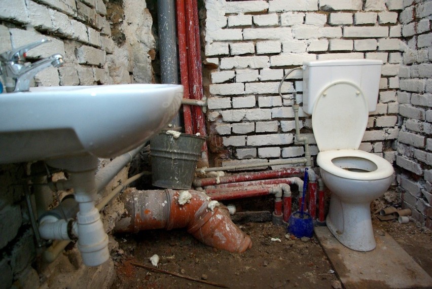 Zniszczona toaleta jest wspólna dla kilku rodzin z jednej...