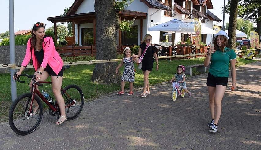 Nawet mali rowerzyści nad jeziorem Miedwie. Jeździli po promenadzie 