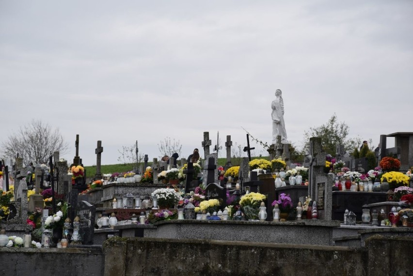 Rozświetlone cmentarze w powiecie jędrzejowskim 