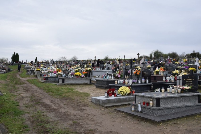 Rozświetlone cmentarze w powiecie jędrzejowskim 