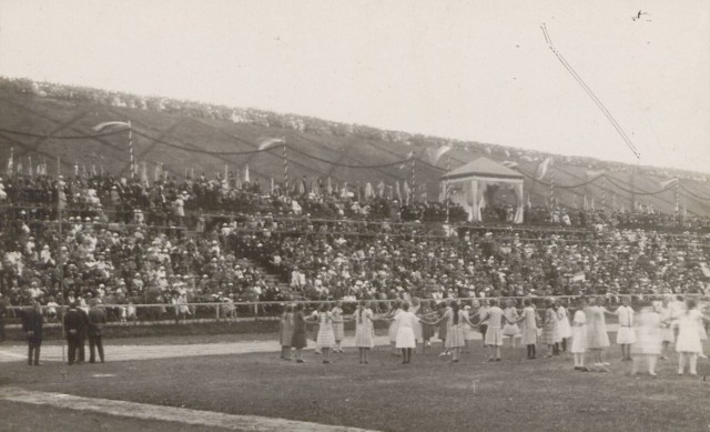 Stadion 650-lecia otwarto 15 sierpnia 1926 roku. Wówczas nosił on nazwę Paula von Hindenburga, ówczesnego prezydenta Niemiec. Ten polityk i feldmarszałek otworzył oficjalnie ten obiekt sportowy.