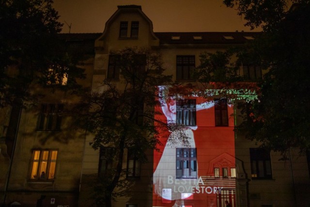 Mapping „Bestia love story”, czyli awangardowy pokaz kina niemego z Polą Negri w roli głównej, na ścianie kamienicy przy ul. Zamoyskiego 8 przygotowała Grupa Filmowa KolorOFFon