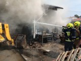 Pożar w Minkowicach (gmina Krokowa). Straż pożarna walczyła z ogniem trawiącym skład drewna | Nadmorska Kronika Policyjna