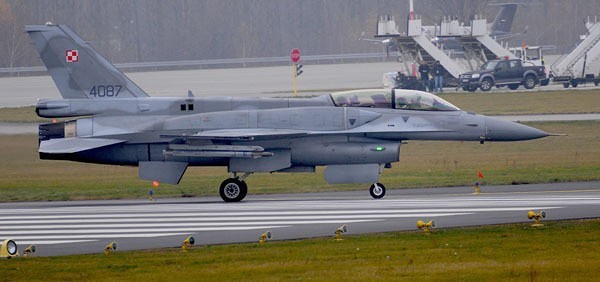F-16 wylądował w Łodzi