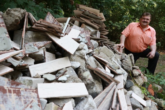 - Tak władze gminy dbają o porządek. Wcześniej leżały tutaj także resztki eternitu ze szkodliwego azbestu, ale ktoś już je usunął. O tych sprawach mieszkańcy informowali w internecie, ale ten profil został jednak zablokowany. Widocznie prawda komuś bardzo się nie spodobała - mówi J. Jęcz.