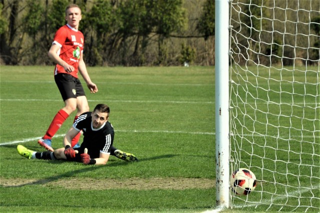 LKS Rajsko - Sosnowianka Stanisław Dolny 11:0. Na zdjęciu: Patryk Senkowski zdobywa trzecią bramkę dla Rajska.