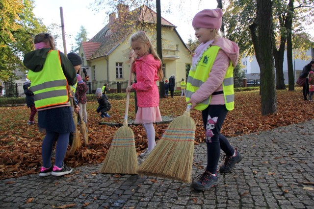 Wzięli sprawy w swoje ręce i posprzątali dziś z liści park na Lipowcu (17.10.2019).
