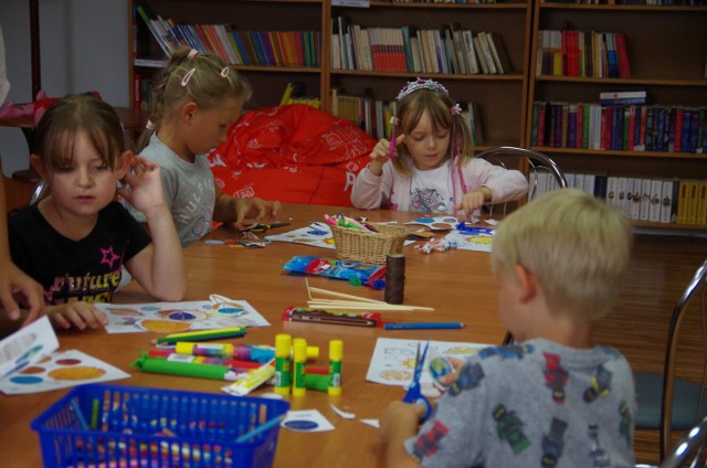 Wakacje 2021. Dzieci poznawały Układ Słoneczny w bibliotece w Sędziejowicach