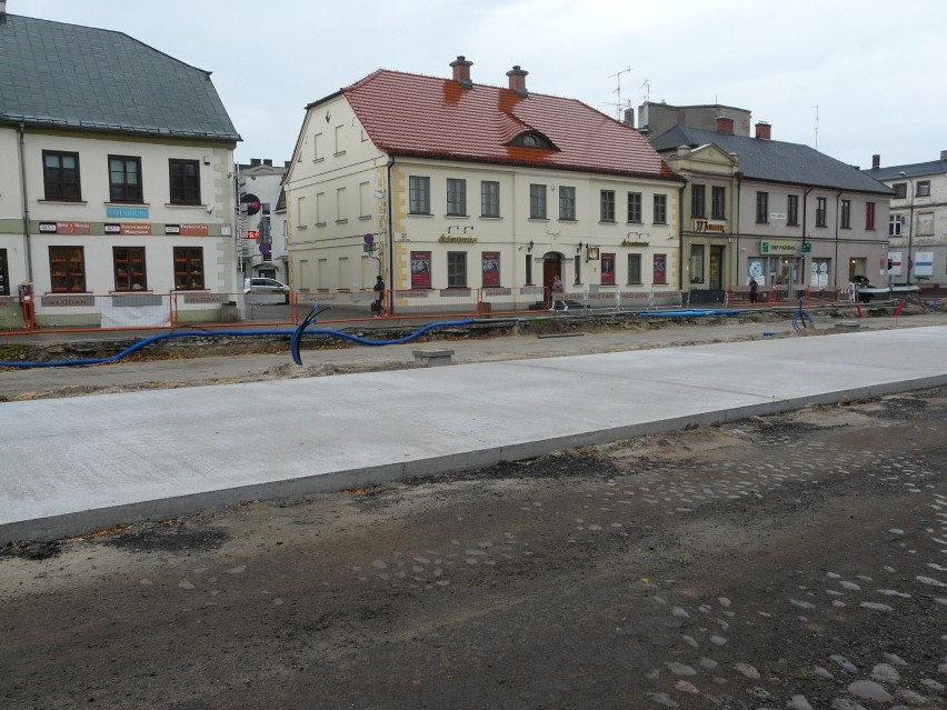 Leją beton na ul. Zamkowej w Pabianicach. Postęp prac przy remoncie torowiska ZDJĘCIA