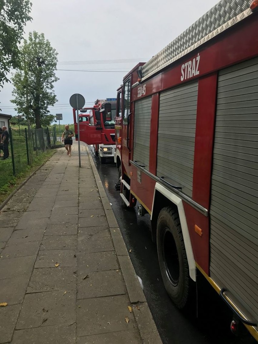 6 zastępów gasiło pożar w kamienicy w Wieluniu. Jedna osoba została poszkodowana ZDJĘCIA