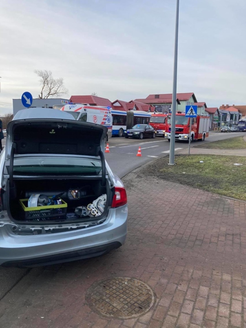 Wypadek w Żukowie i w Niestępowie - w obu jedna osoba poszkodowana (26.02.2021)