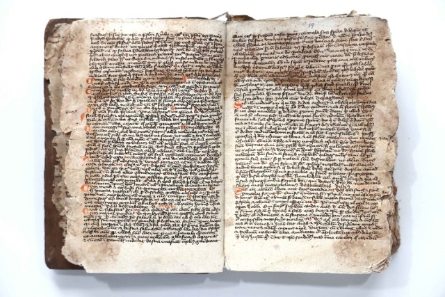 Konserwacja rękopisów i inkunabułów ze zbioru Biblioteki Kapituły Kolegiackiej to kolejny etap ratowania cennego zasobu, który znajduje się w naszym mieście. Tym razem konserwatorzy zajmują się manuskryptami średniowiecznymi i biblią z 1479 roku. Więcej na kolejnych zdjęciach