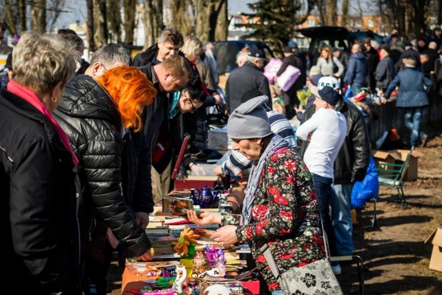 Tak wyglądała niedziela wolna od handlu na bydgoskim "Chemiku", gdzie - tradycyjnie już - odbyła się giełda. Zamknięte sklepy spowodowały, że na giełdę przyszło więcej osób niż zwykle.
Kliknij i zobacz więcej zdjęć --->>>

Zakaz handlu w niedziele wchodzi w życie. "Każdy sam powinien decydować, kiedy robić zakupy"

źródło: TVN Meteo/x-news