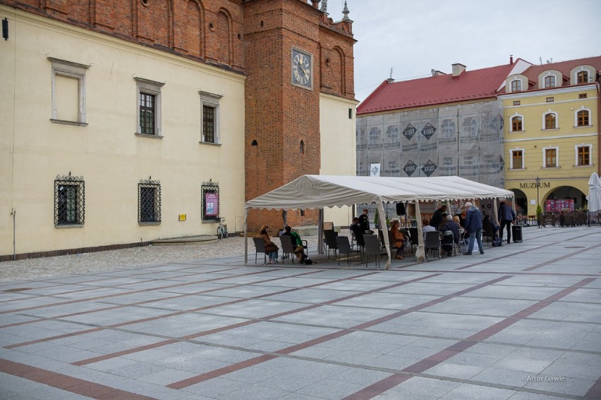 Tarnów. Prof. Fryderyk Zoll debatował pod Ratuszem [ZDJĘCIA]