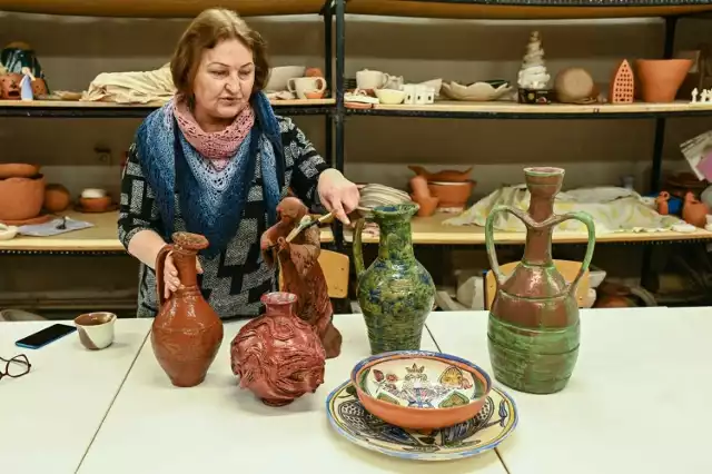 Adriana Witucka to artystka plastyk-ceramik - z ceramiką związana od 40 lat. Bydgoszczanka jest autorką całej ceramiki, która zagrała w filmie "Kos". Wcześniej współpracowała także m.in. z Jerzym Hoffmanem czy twórcami "Korony Królów".