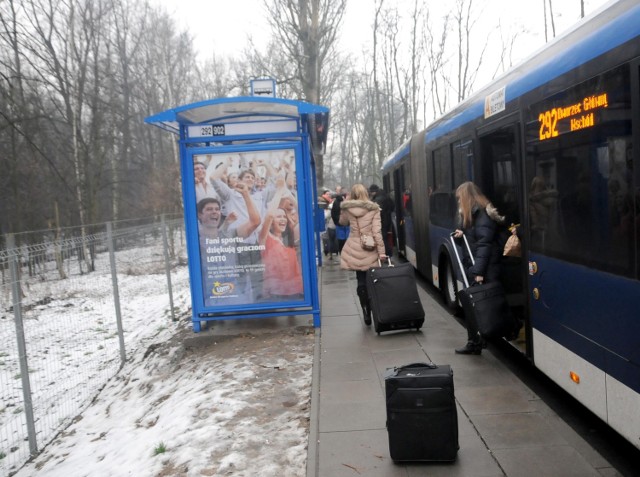 Przez najbliższe 18 miesięcy nie będą kursować pociągi do Balic. Jedynym środkiem zbiorowego transportu pozostają autobusy MPK. A mieszkańcy już narzekają, że wzrosła liczba pasażerów