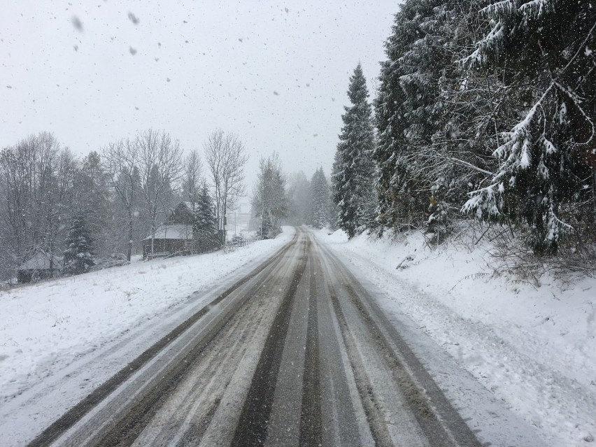 Sytuacja na drogach Podhala. Poronin, Murzasichle, Bukowina, Brzegi zasypane przez śnieg [FOTO]