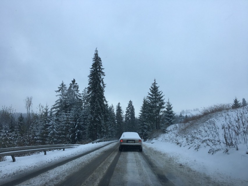Sytuacja na drogach Podhala. Poronin, Murzasichle, Bukowina, Brzegi zasypane przez śnieg [FOTO]