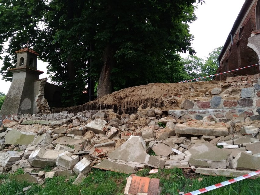 Z powodu intensywnego deszczu osunął się mur przy kościele w Łeknie 