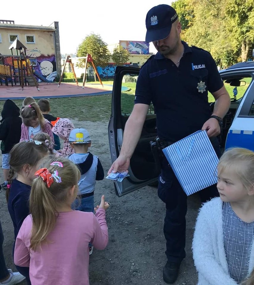 Policjanci porozmawiali o bezpieczeństwie z przedszkolakami Obornickiej Dwójeczki [ZDJĘCIA]
