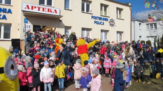 Przedszkolaki z Przodkowa stroiły wielkanocne drzewko. To już gminna tradycja.