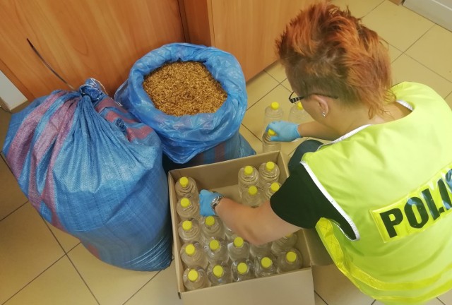 W czwartek, 1 sierpnia, na jednej z posesji w gminie Rawa Mazowiecka policjanci znaleźli 26 kg krajanki tytoniowej w dwóch workach oraz 150 jednolitrowych butelek ze spirytusem niewiadomego pochodzenia. Strata dla Skarbu Państwa oszacowana została na 25 tys. zł.